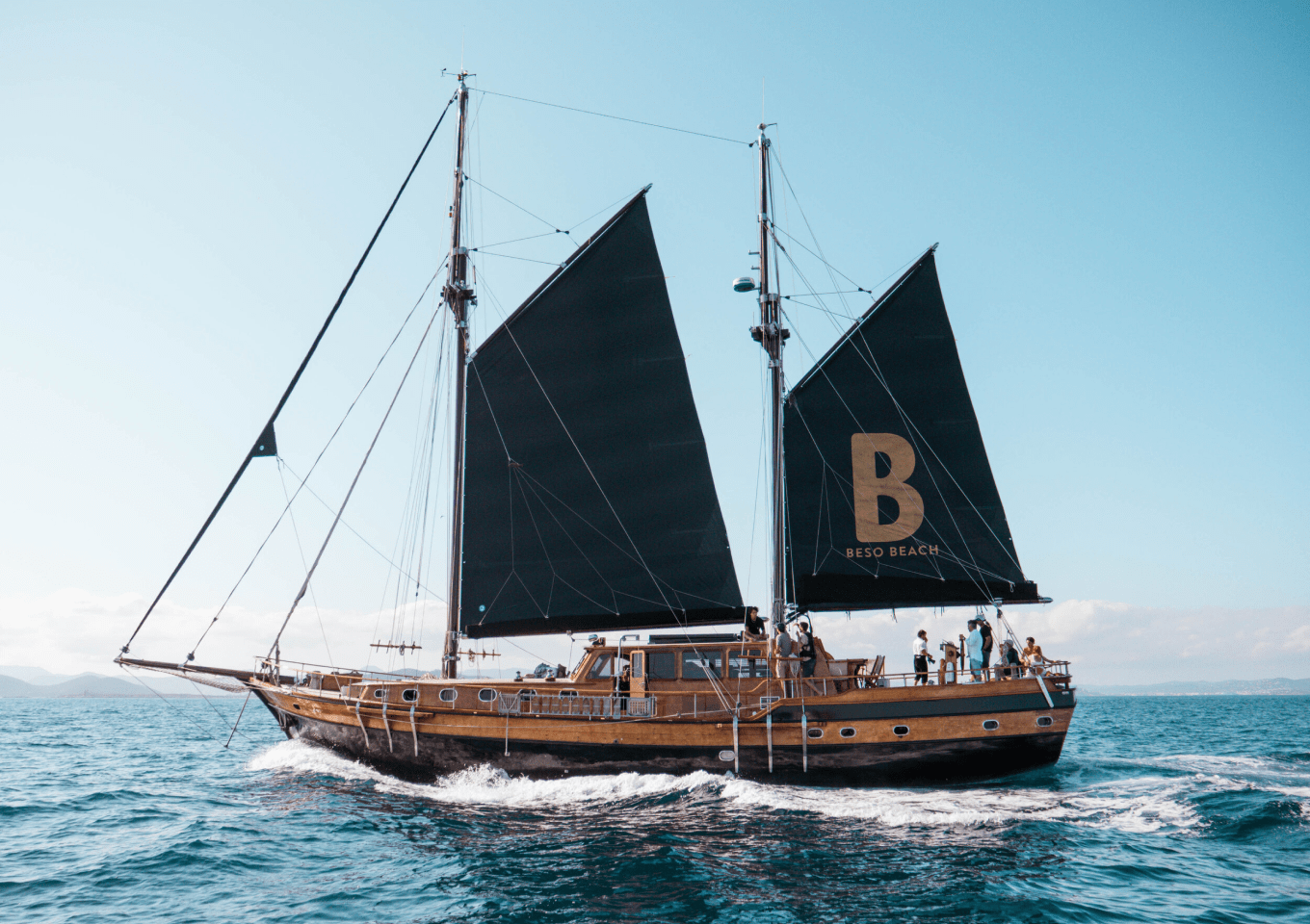 Beso Beach ofrece una experiencia única en alta mar con su elegante velero, un espacio ideal para disfrutar del mar y la gastronomía.