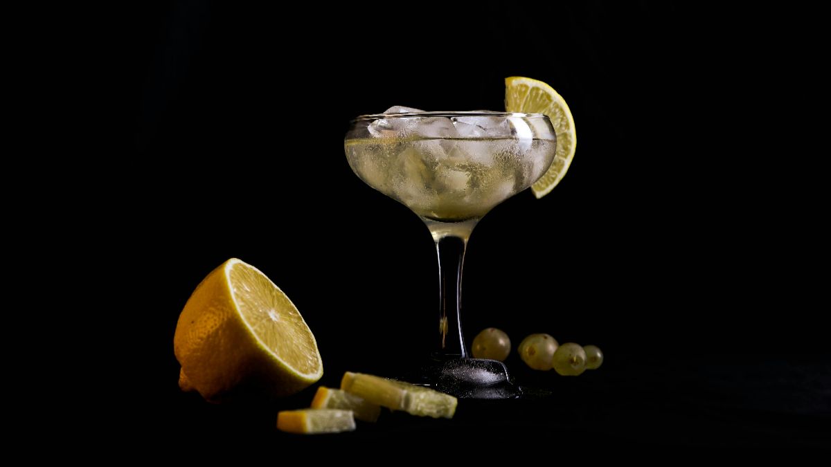 5 Summer Drinks That Bring Fruity And Floral Cocktail Flavours Together_HeroImage_AltText