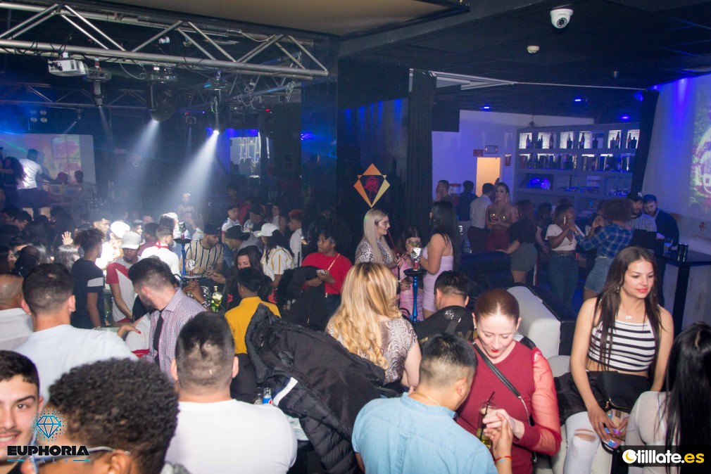 Sala Euphoria ofrece un ambiente vibrante con música, baile y diversión, ideal para noches inolvidables rodeadas de buena energía y compañía.