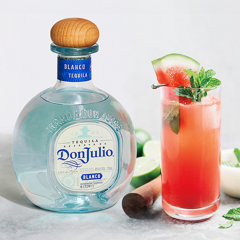 Egy görögdinnye margarita koktél highball pohárban.