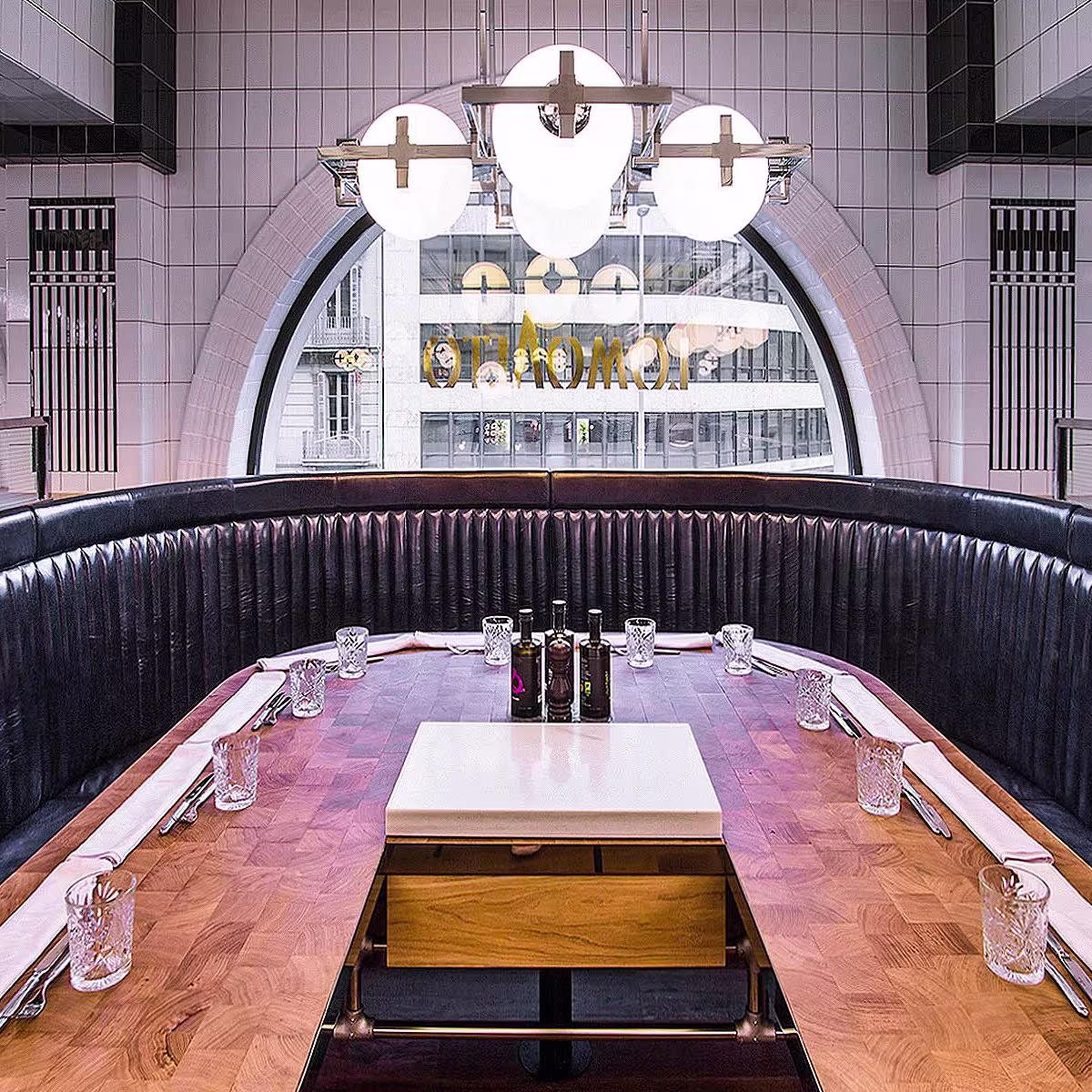 El ambiente elegante y moderno de Lomo Alto invita a disfrutar de una experiencia culinaria única, con vistas impresionantes y un diseño sofisticado.