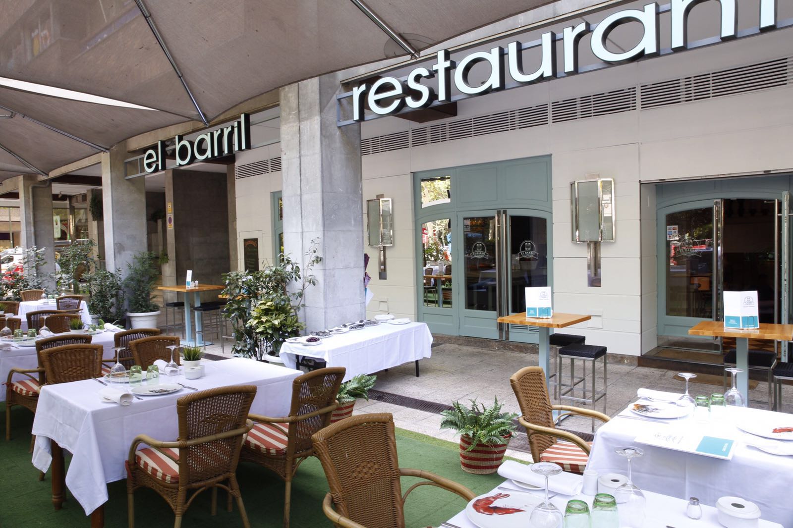 Barril de Orense, terraza elegante y acogedora para disfrutar de mariscos frescos y carnes a la brasa en un ambiente exclusivo.