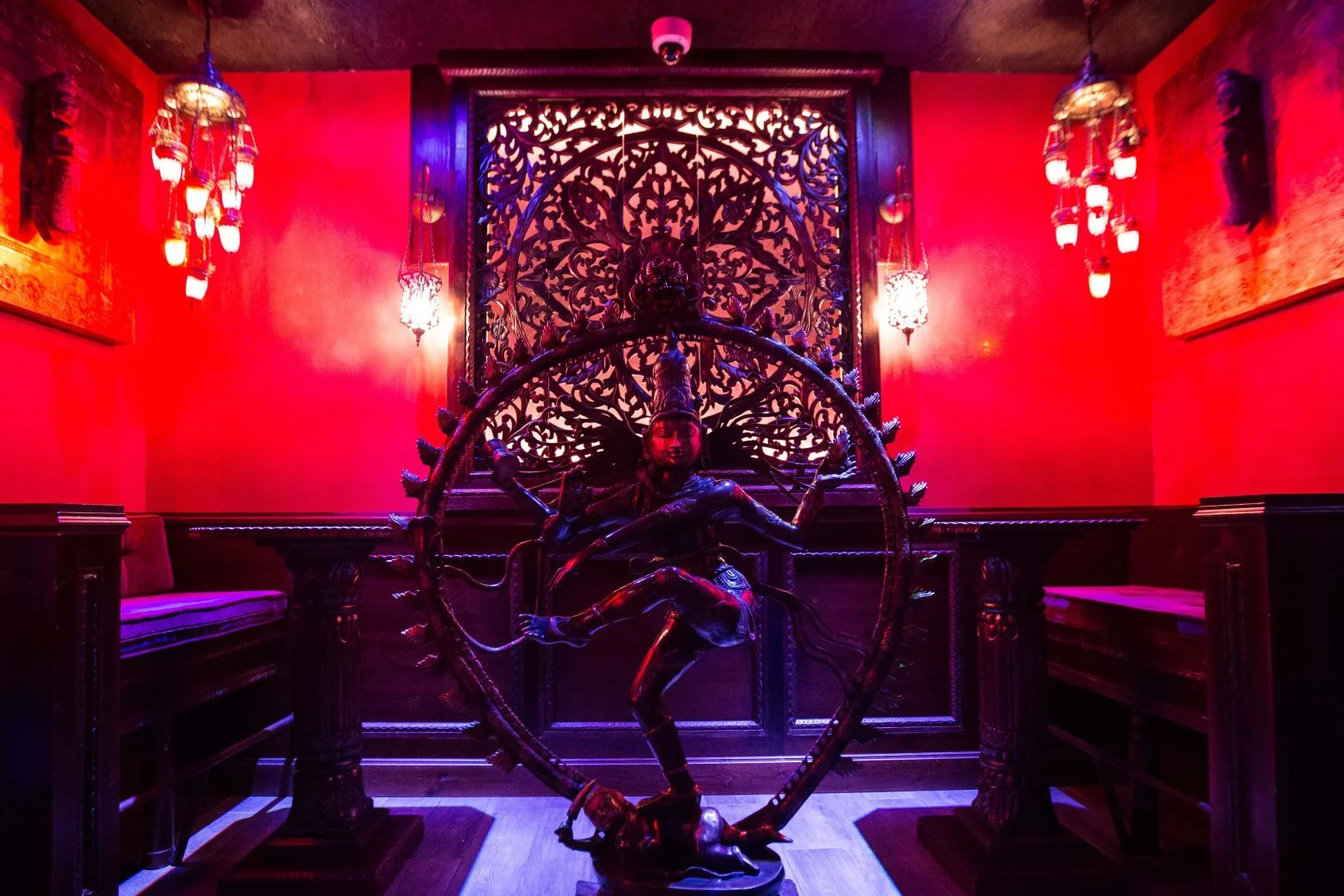 Indara cautiva con su decoración exótica, iluminación vibrante y un ambiente único que transporta a un mundo lleno de misterio y encanto.