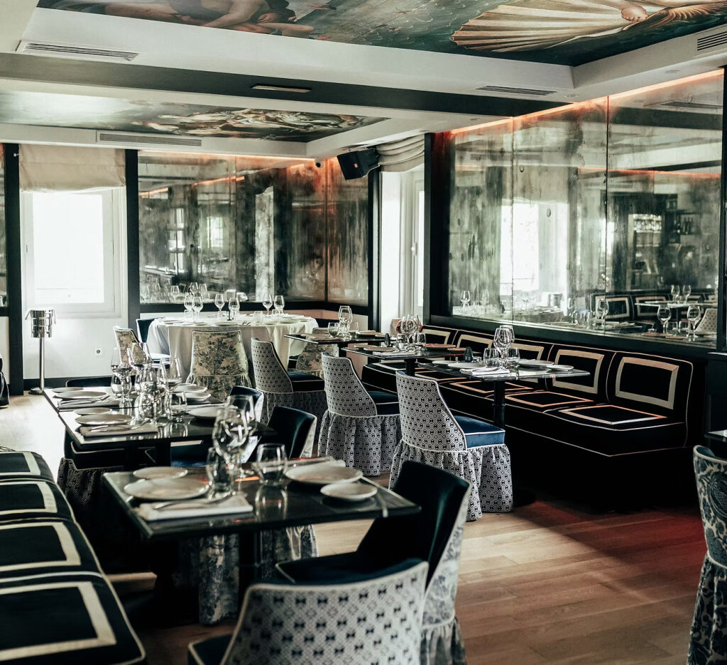 Elegante ambiente en Fortuny, con mesas bien dispuestas y un diseño sofisticado que invita a disfrutar de una experiencia única.