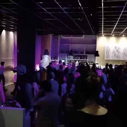 Ambiente vibrante en Sala Euphoria, luces intensas, música envolvente y una pista llena de energía para noches inolvidables.