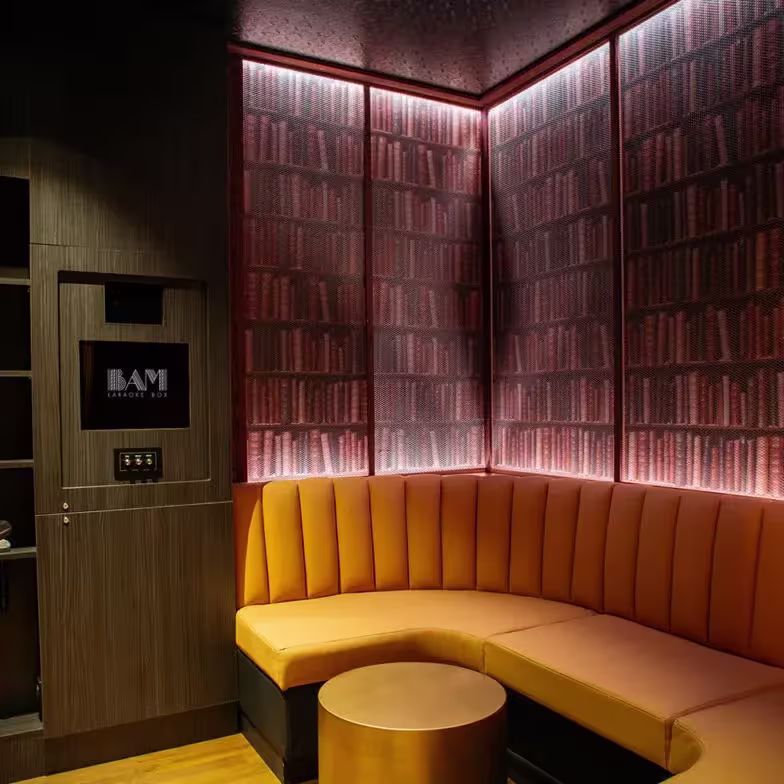 BAM Karaoke Recoletos presenta salas privadas con un diseño elegante y moderno, ideal para disfrutar de una experiencia única de karaoke en Madrid.