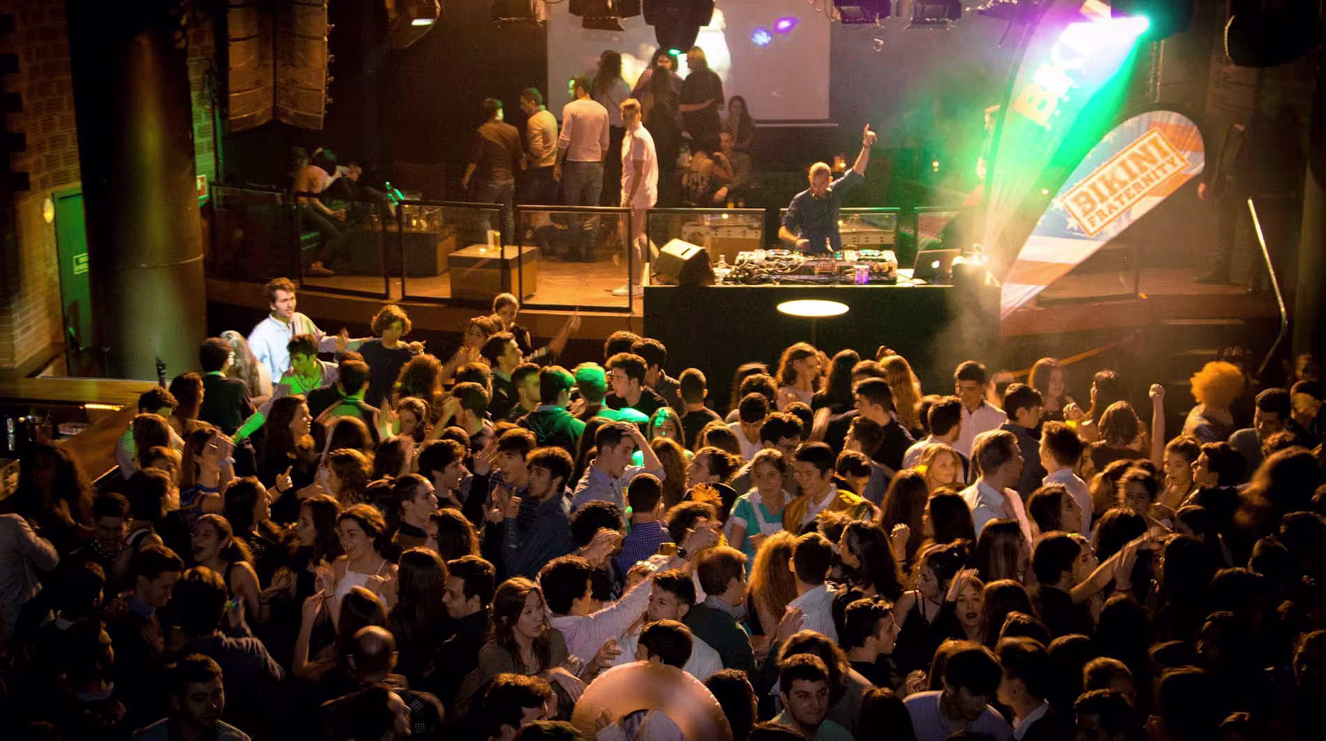Multitud disfrutando de la fiesta en Sala Bikini, con DJ en directo, luces vibrantes y ambiente único en el corazón de Barcelona.