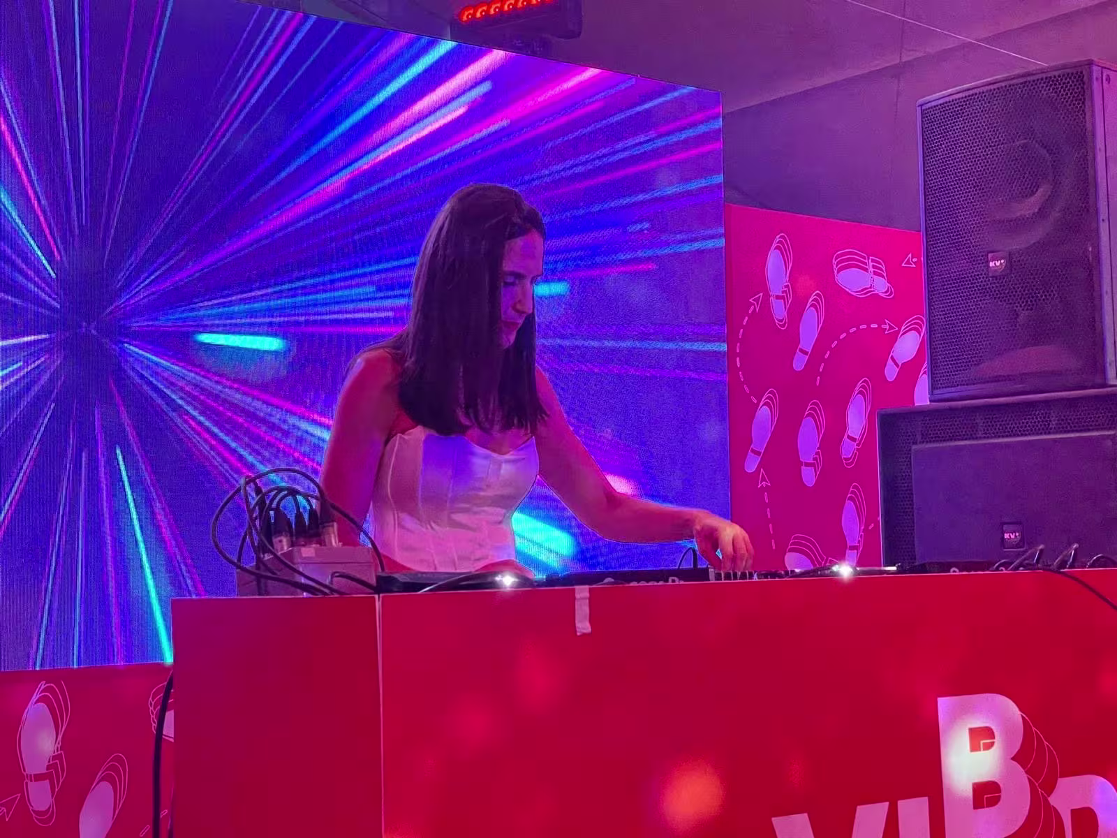 Virginia Díaz pinchando