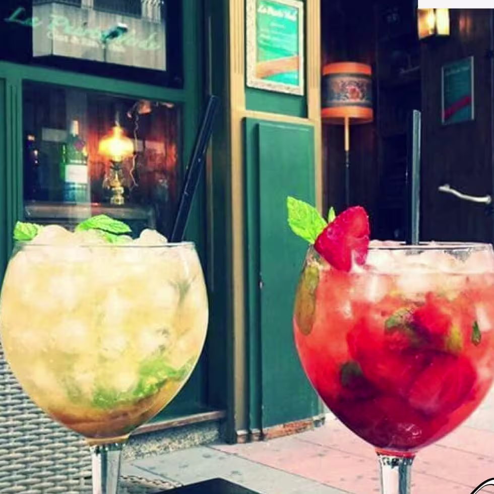 Cócteles refrescantes con frutas frescas en La Puerta Verde, perfectos para disfrutar al aire libre en su terraza.