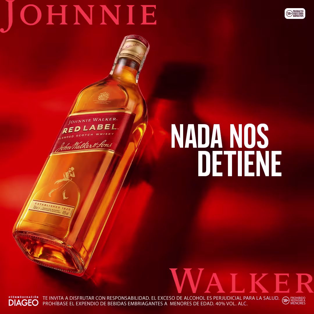 Botella de whisky Johnnie Walker red label en fondo rojo con texto nada nos detiene