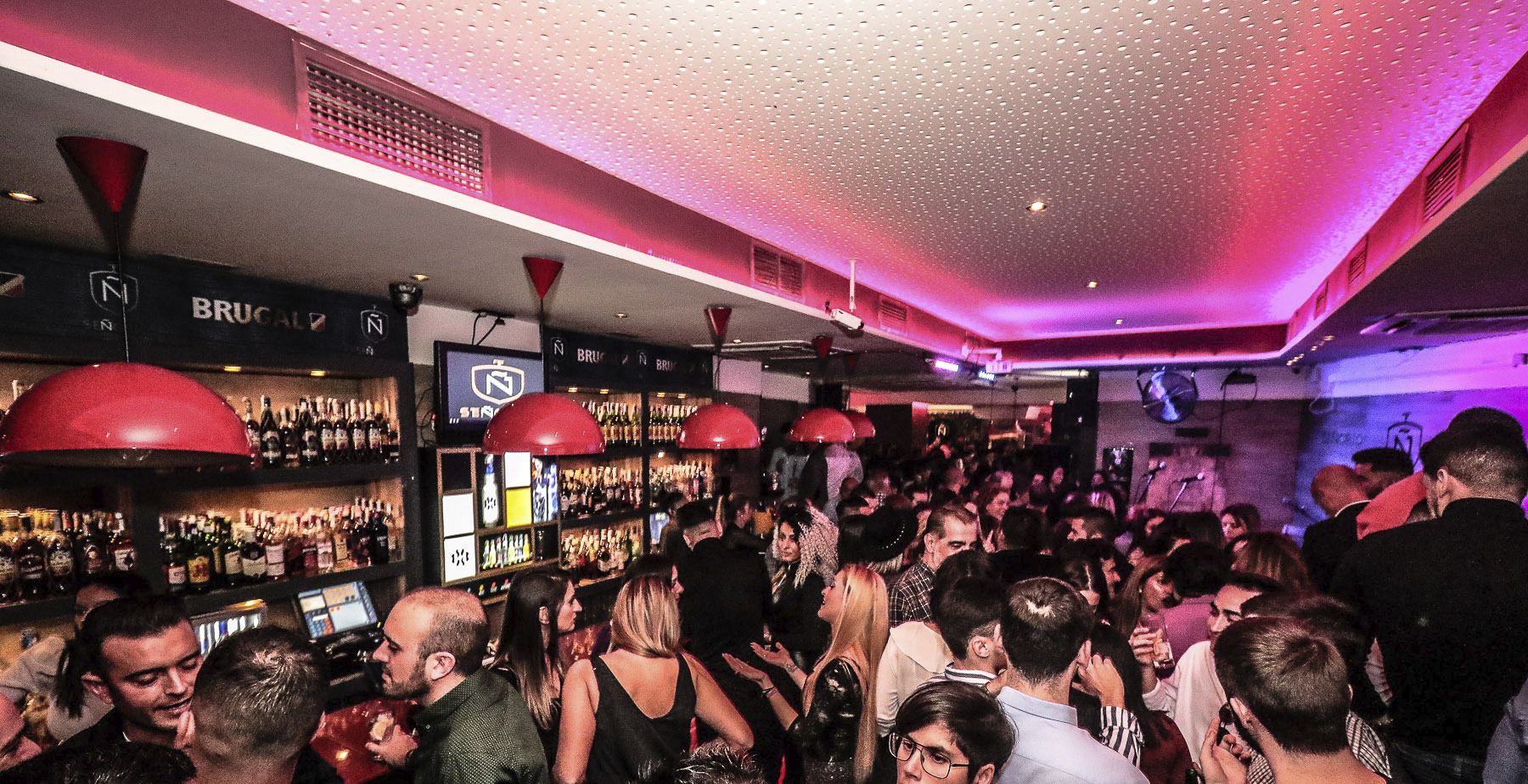 Señorío Málaga ofrece un ambiente vibrante con luces modernas y una multitud disfrutando de la noche, ideal para fiestas y música en vivo.