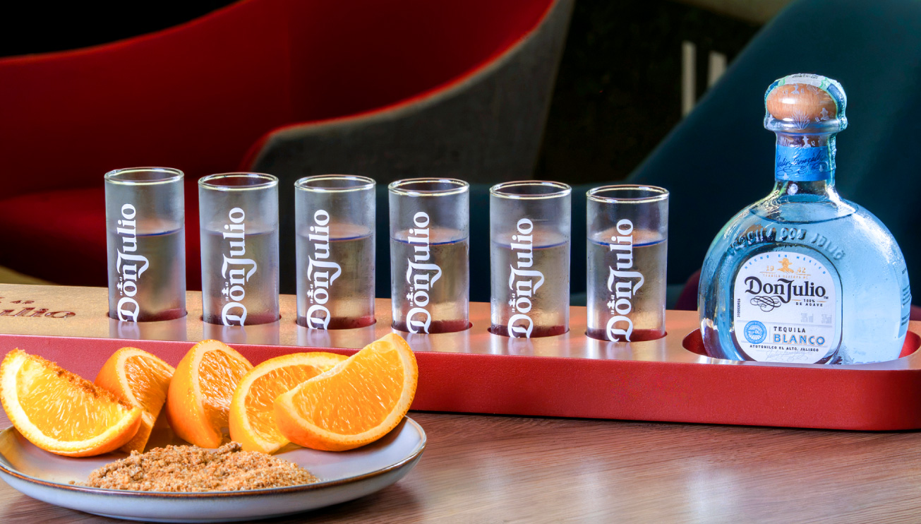 Ritual Don Julio Blanco: naranja escarchada con panela y sal, y un shot bien frío