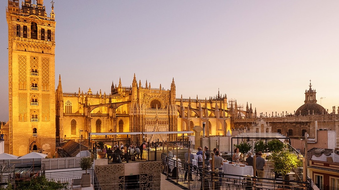 La Terraza del Eme presume de una panorámica mágica de la Catedral y la Giralda al anochecer, ideal para disfrutar de Sevilla desde las alturas.