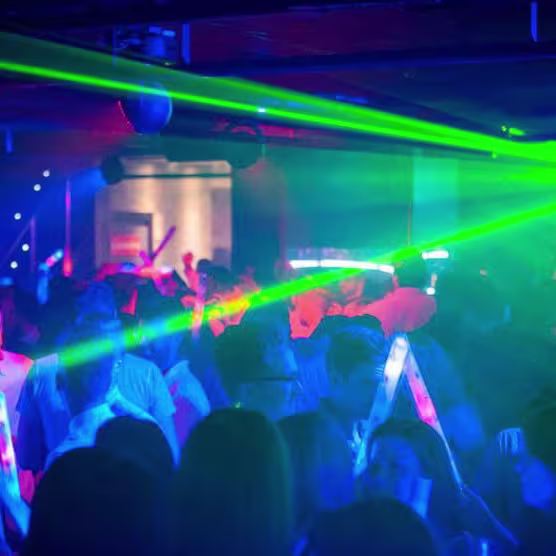 Luces y música vibrante iluminan la pista de baile en Andén, creando una experiencia nocturna única y llena de energía.