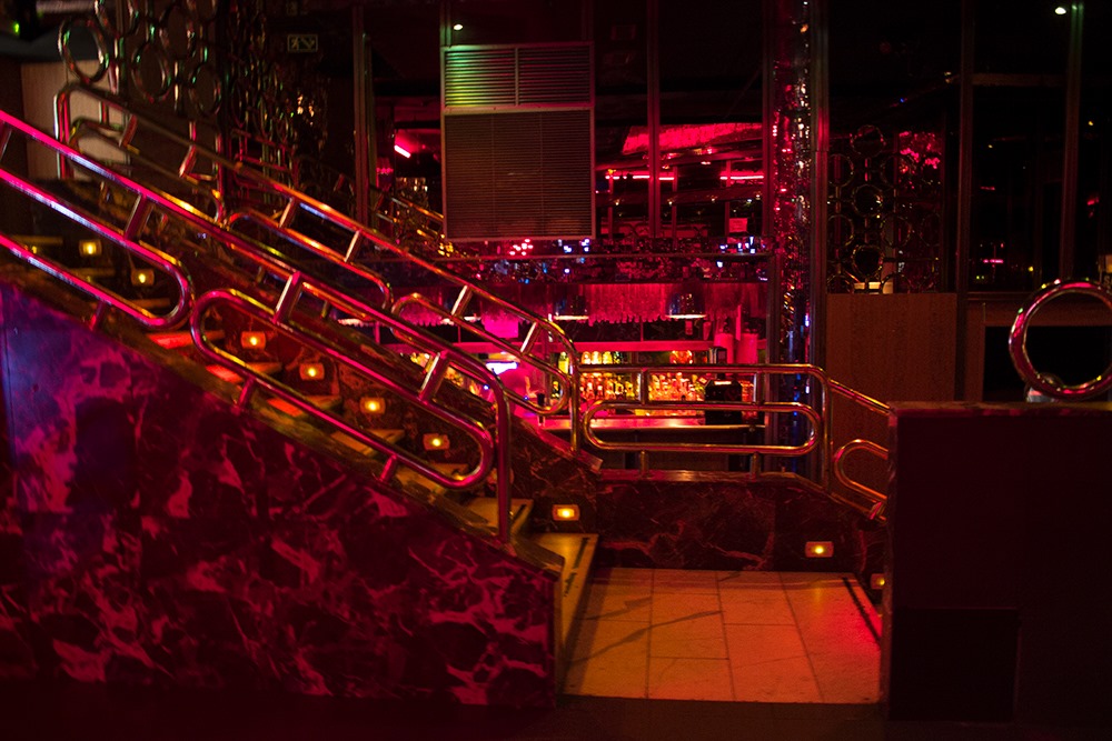 El Pirandello presenta una atmósfera vibrante, con luces rojas y un diseño elegante, perfecto para disfrutar de una noche única en la ciudad.