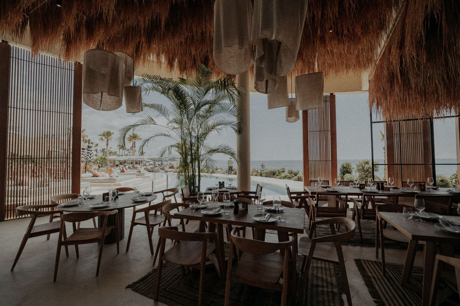 Nido Beach Club Estepona, restaurante con vistas al Mediterráneo, decoración elegante y ambiente relajado junto a la piscina, ideal para disfrutar.