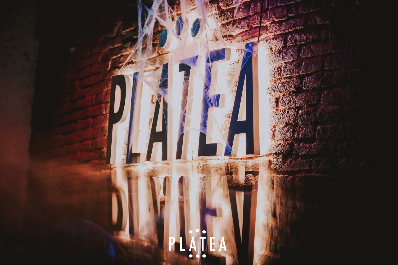 Logo frontal de Platea decorado por telas de araña, debido a una celebración temática