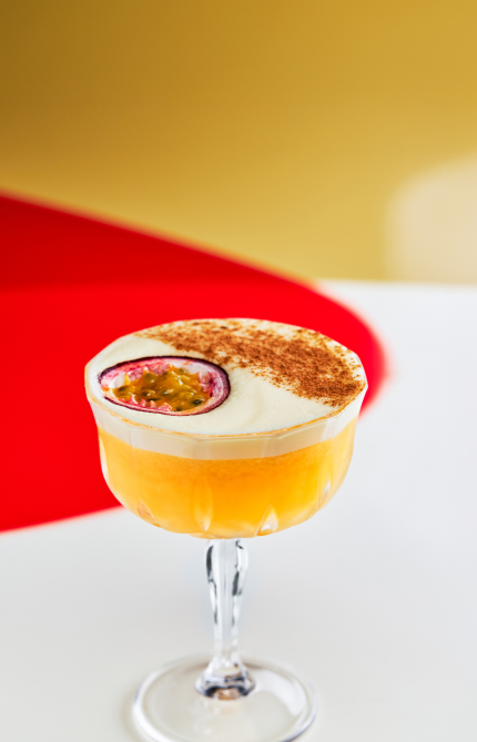 Cóctel de Ikibana servido en vaso bajo con hielo y decorado con physalis. Una mezcla equilibrada de sabores intensos y frescura exótica.