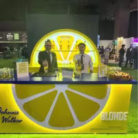 Barra de Johnnie Walker Blonde con la imagen de un medio limón