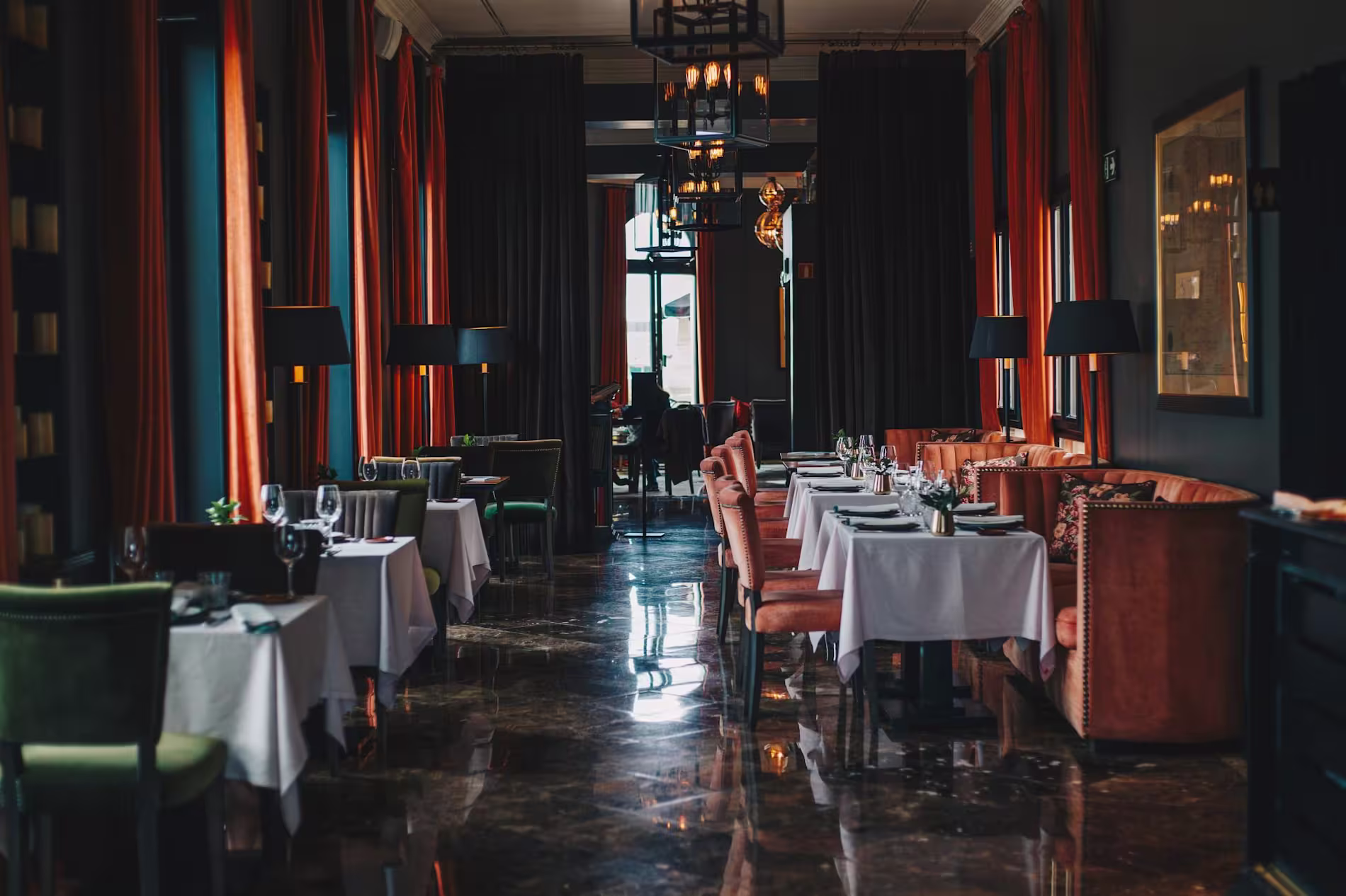 Ático Restaurante y Terraza muestra un ambiente elegante con mesas ordenadas bajo una suave iluminación, ideal para una cena refinada.