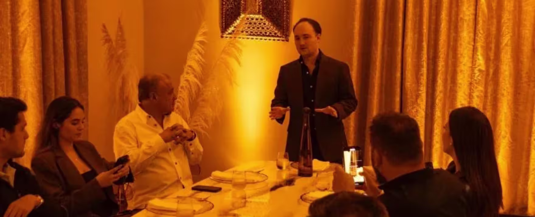 Reunión de personas en una cena
