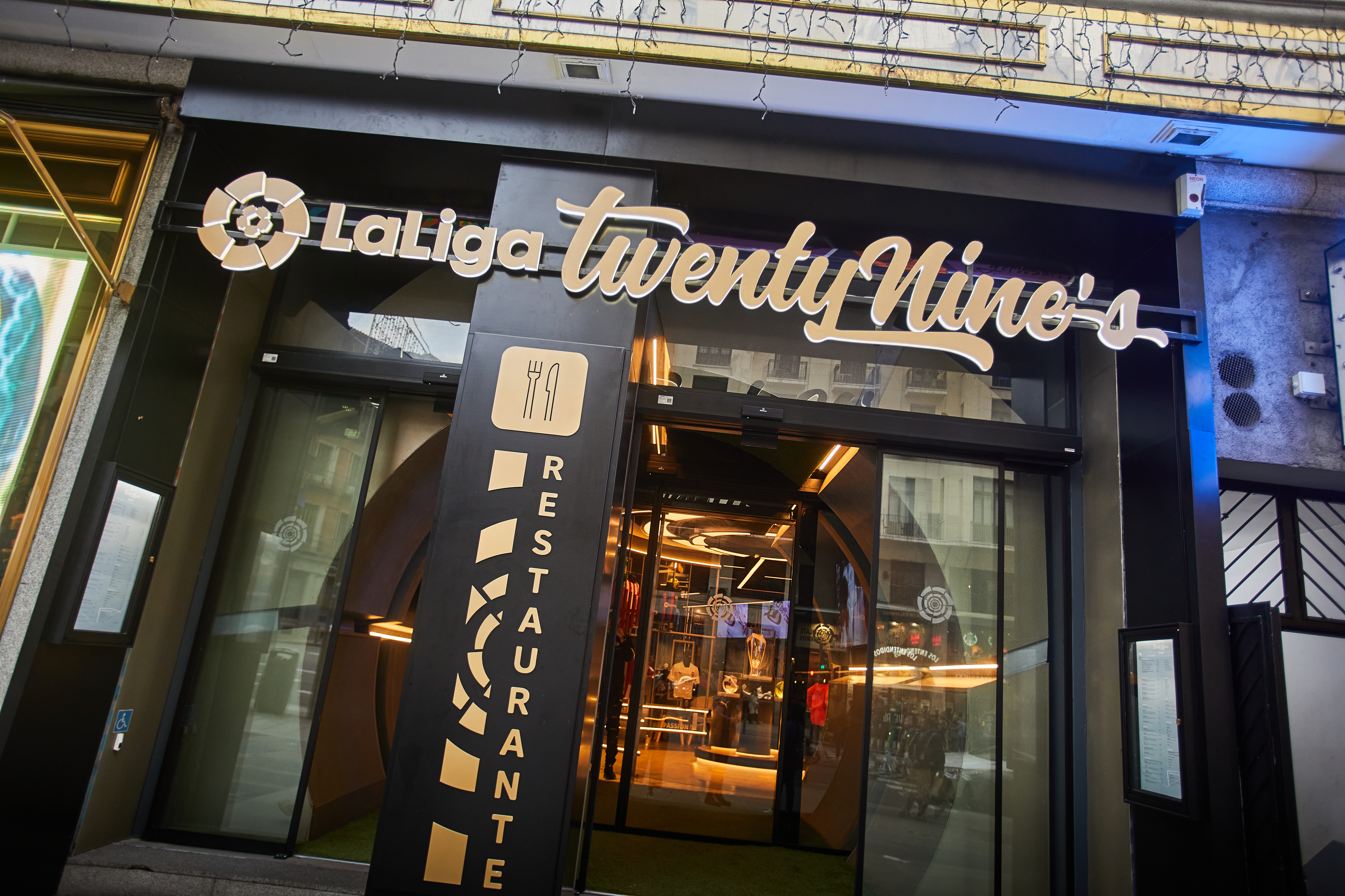 LaLiga TwentyNine’s fusiona deporte y gastronomía en un espacio moderno con acceso directo a un restaurante temático ideal para fanáticos del fútbol.