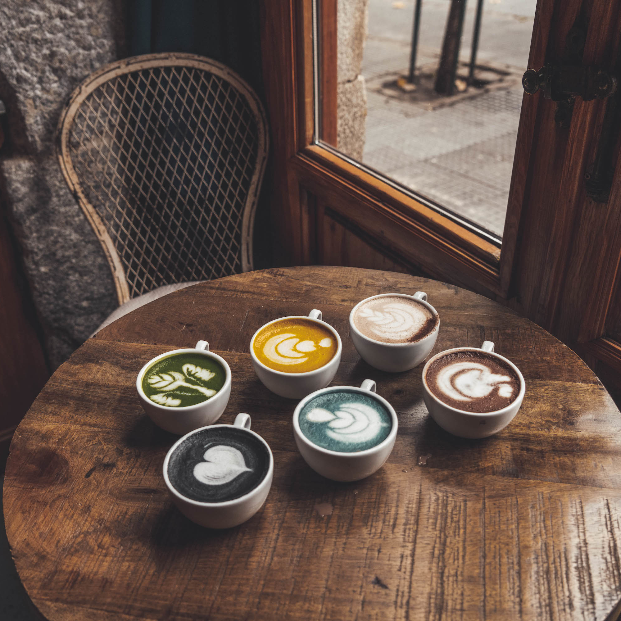 Café del Art destaca por su presentación artística de cafés coloridos, creando un espacio acogedor y único para disfrutar de bebidas especiales.