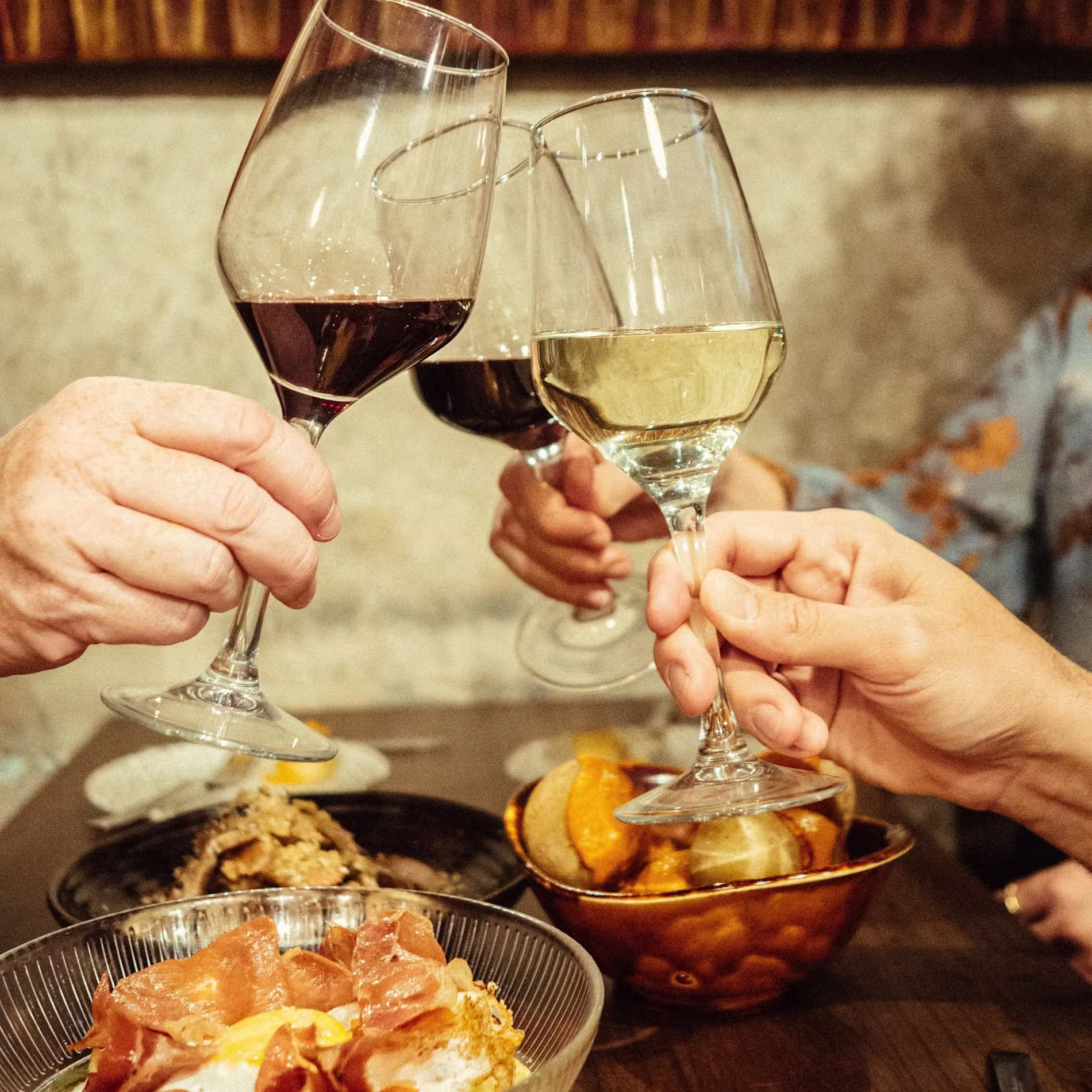 Taberna La Senia es puro disfrute castizo: copas que se entrechocan, platos tradicionales con su toque, y ese ambiente que invita a quedarse un buen rato más.