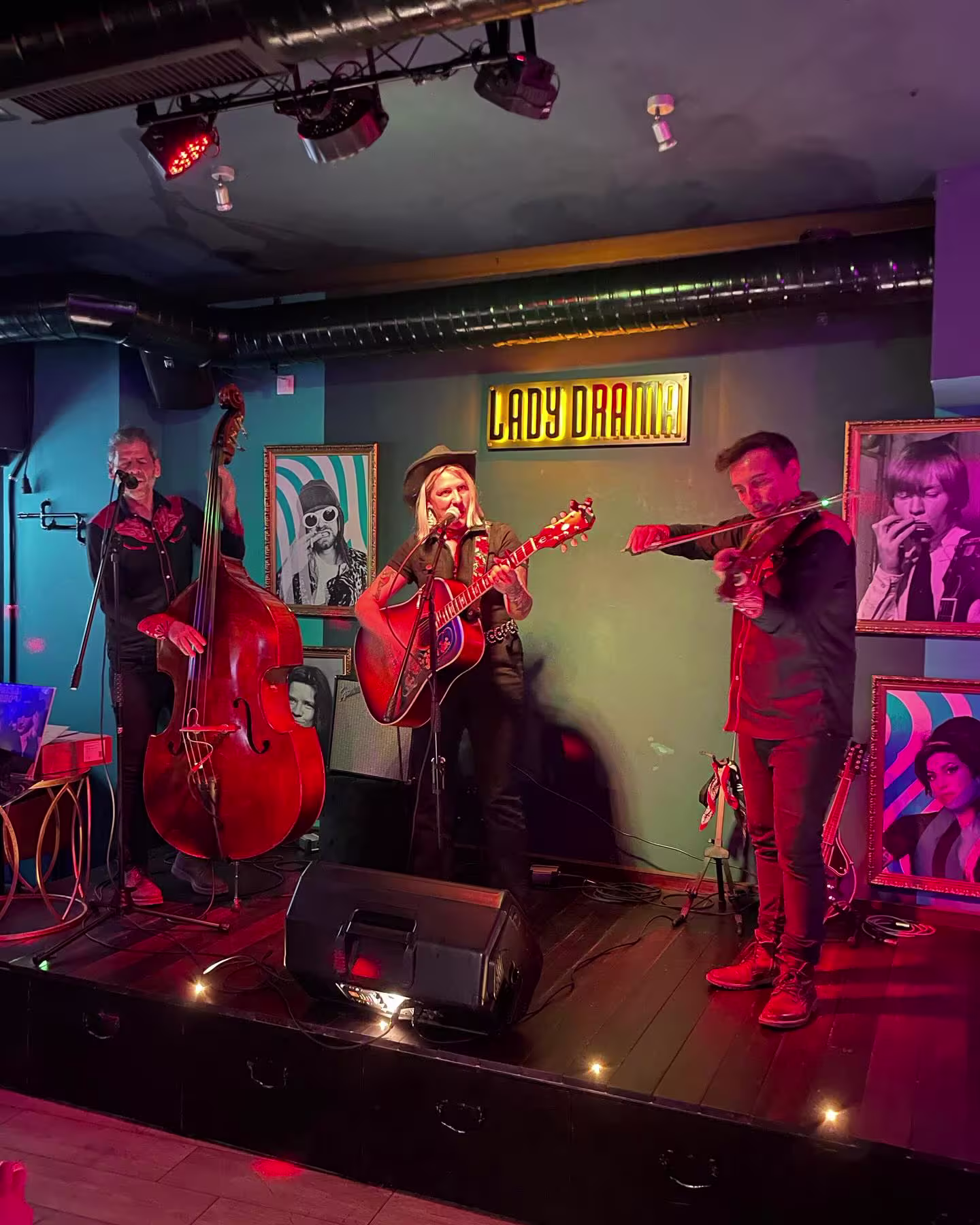 Lady Drama: Un ambiente íntimo donde la música en vivo toma protagonismo en un escenario acogedor. Decoración retro y luces cálidas enmarcan actuaciones cargadas de emoción, creando un espacio perfecto para disfrutar de talento musical auténtico.
