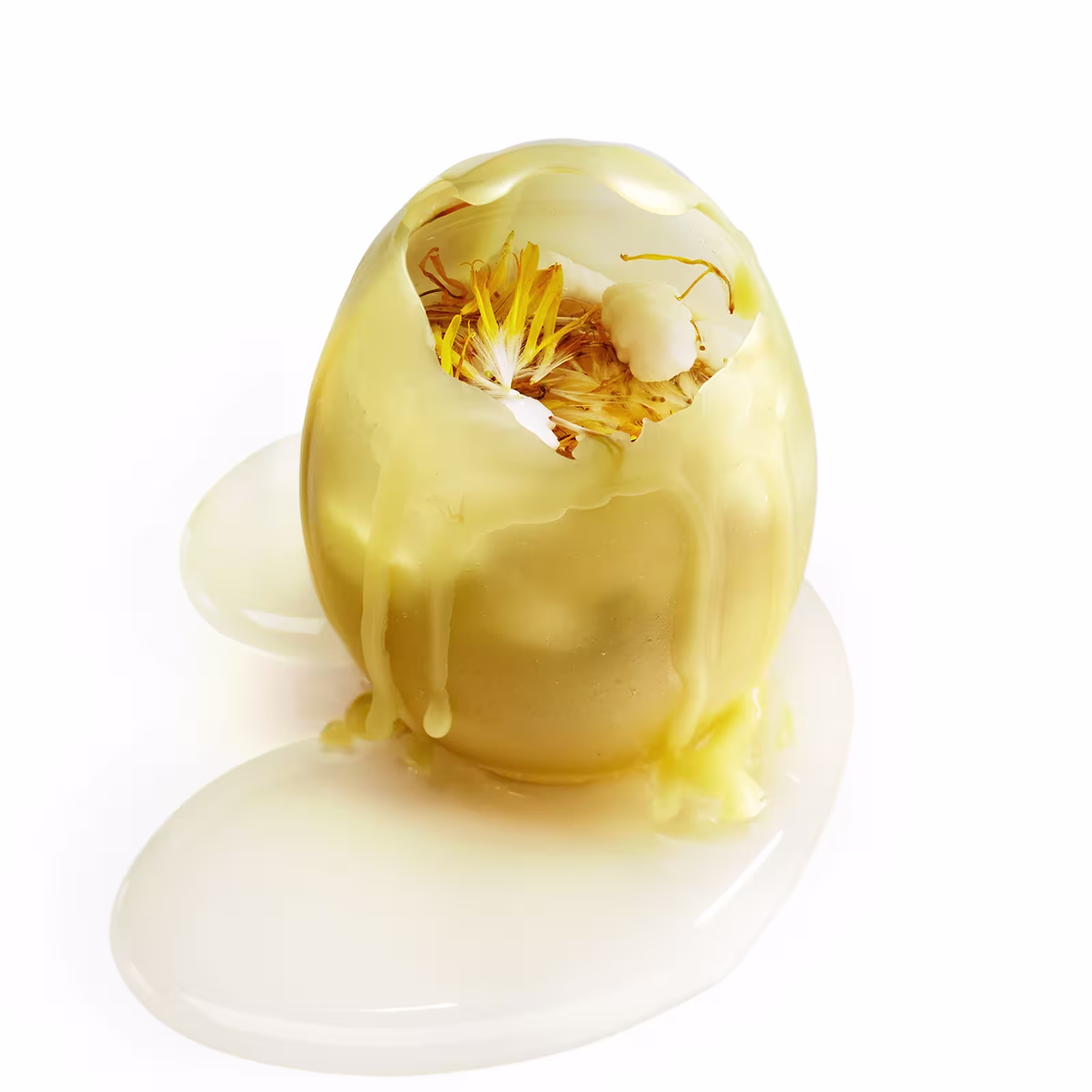 La imagen muestra una delicada creación gastronómica en Mugaritz, un huevo cubierto con una fina capa que se derrite, dejando ver un relleno floral