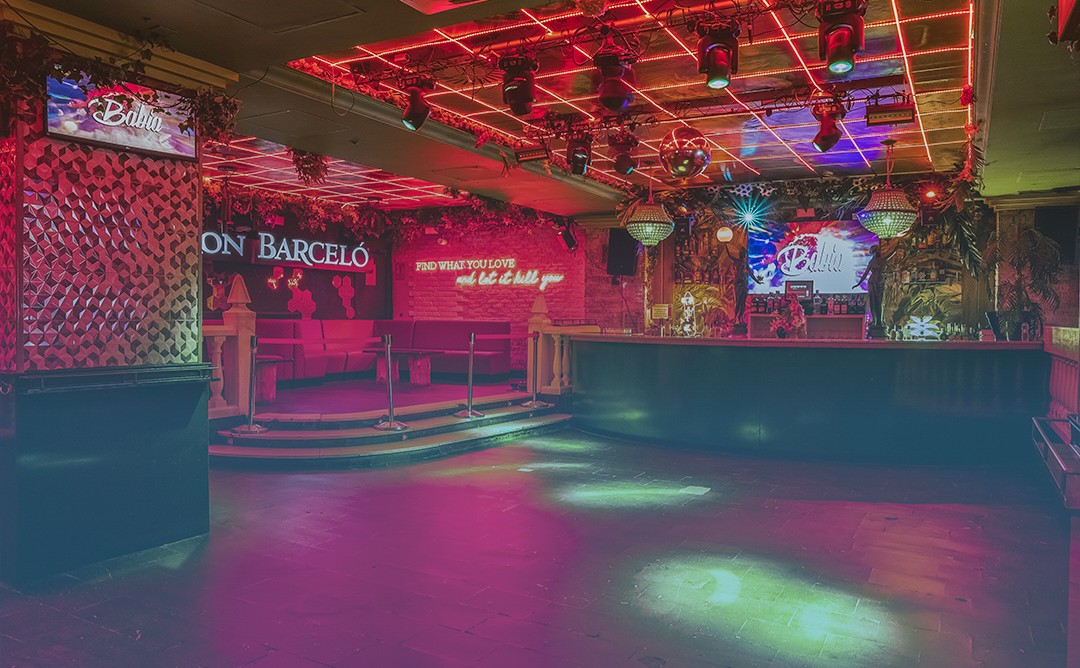 El vibrante interior de Babia, un espacio perfecto para disfrutar de una noche inolvidable.