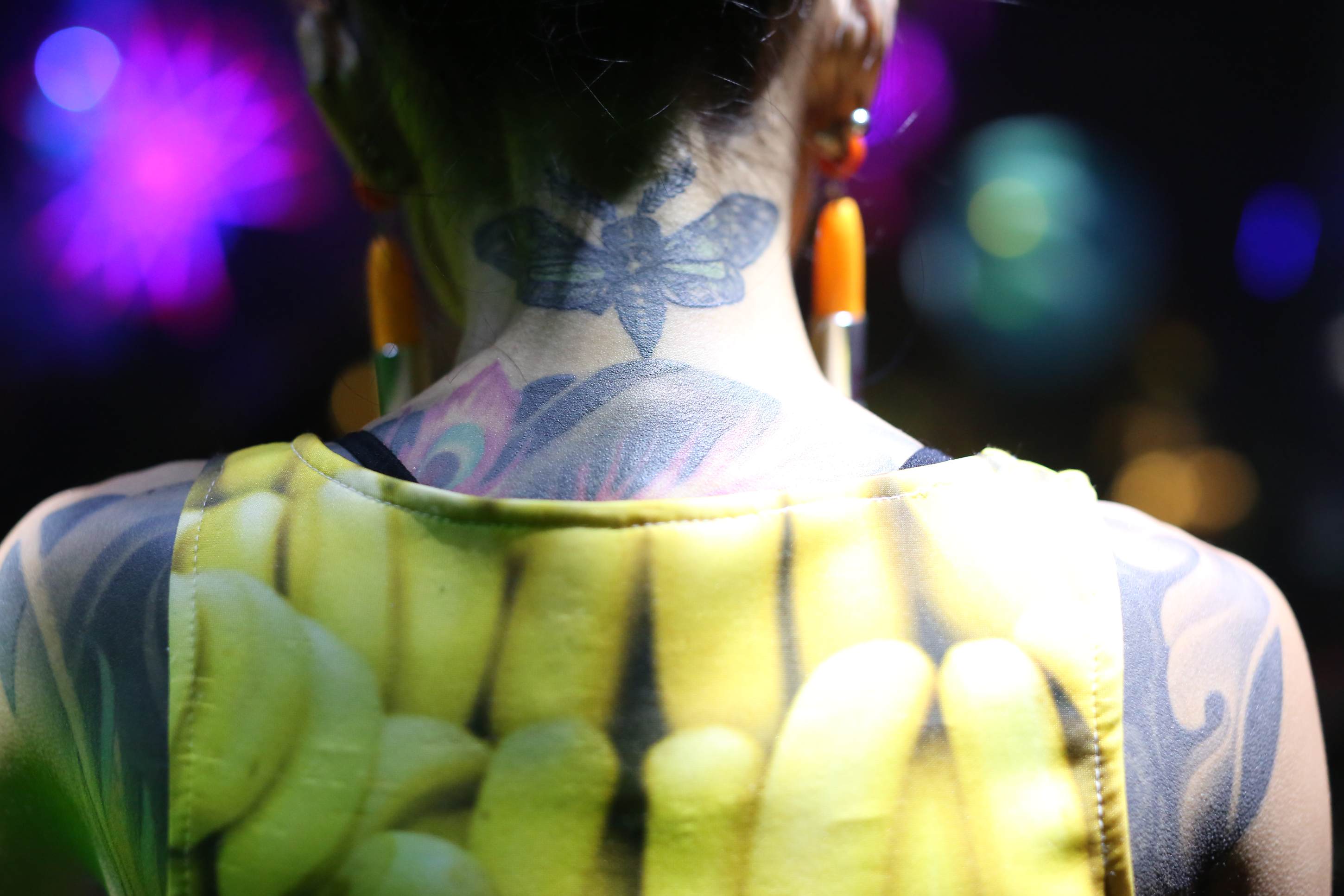 persona tatuada representando viva la diversidad con Smirnoff Tamarindo