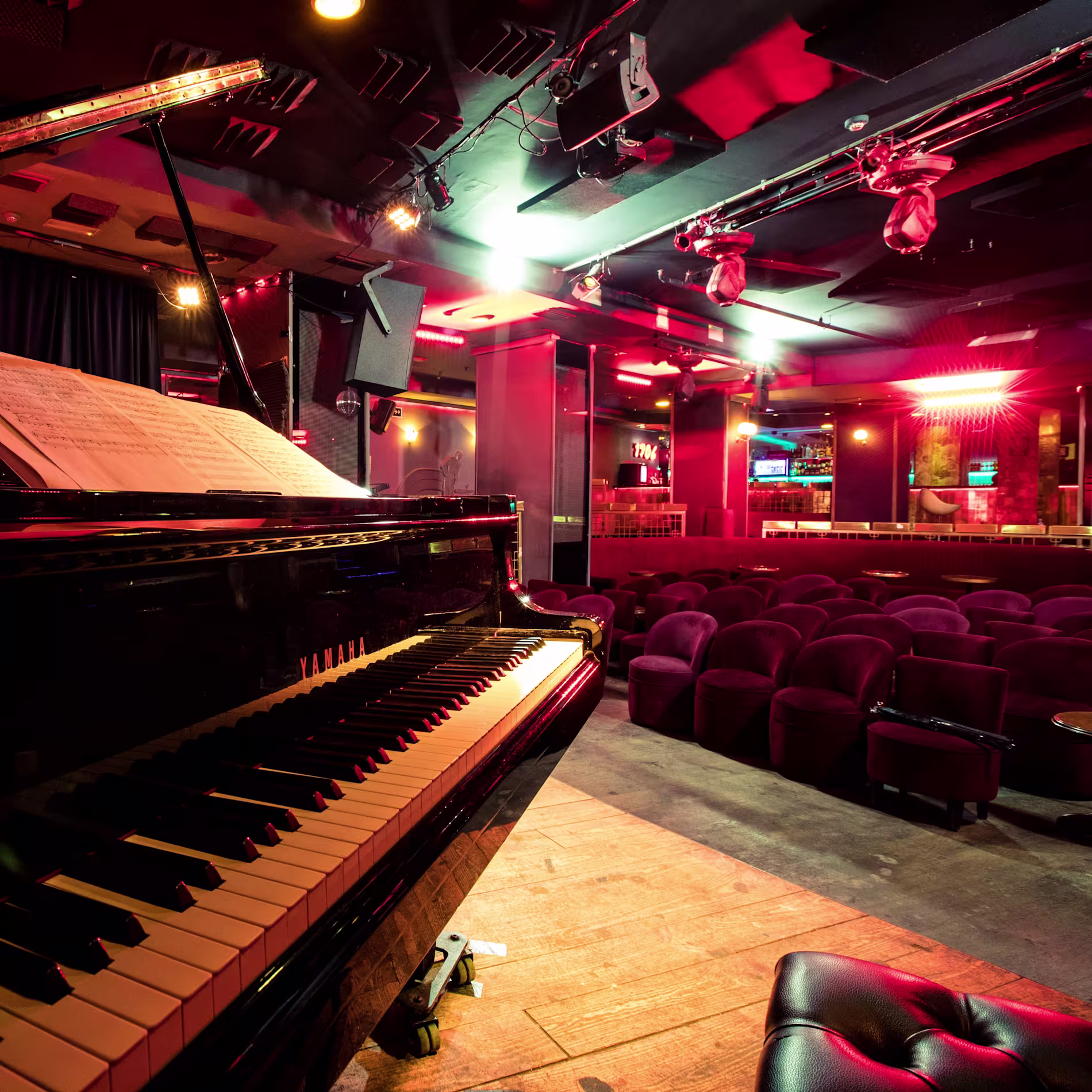Café Berlín combina el encanto del jazz con luces vibrantes, creando una atmósfera íntima y sofisticada donde el ritmo nunca se detiene.