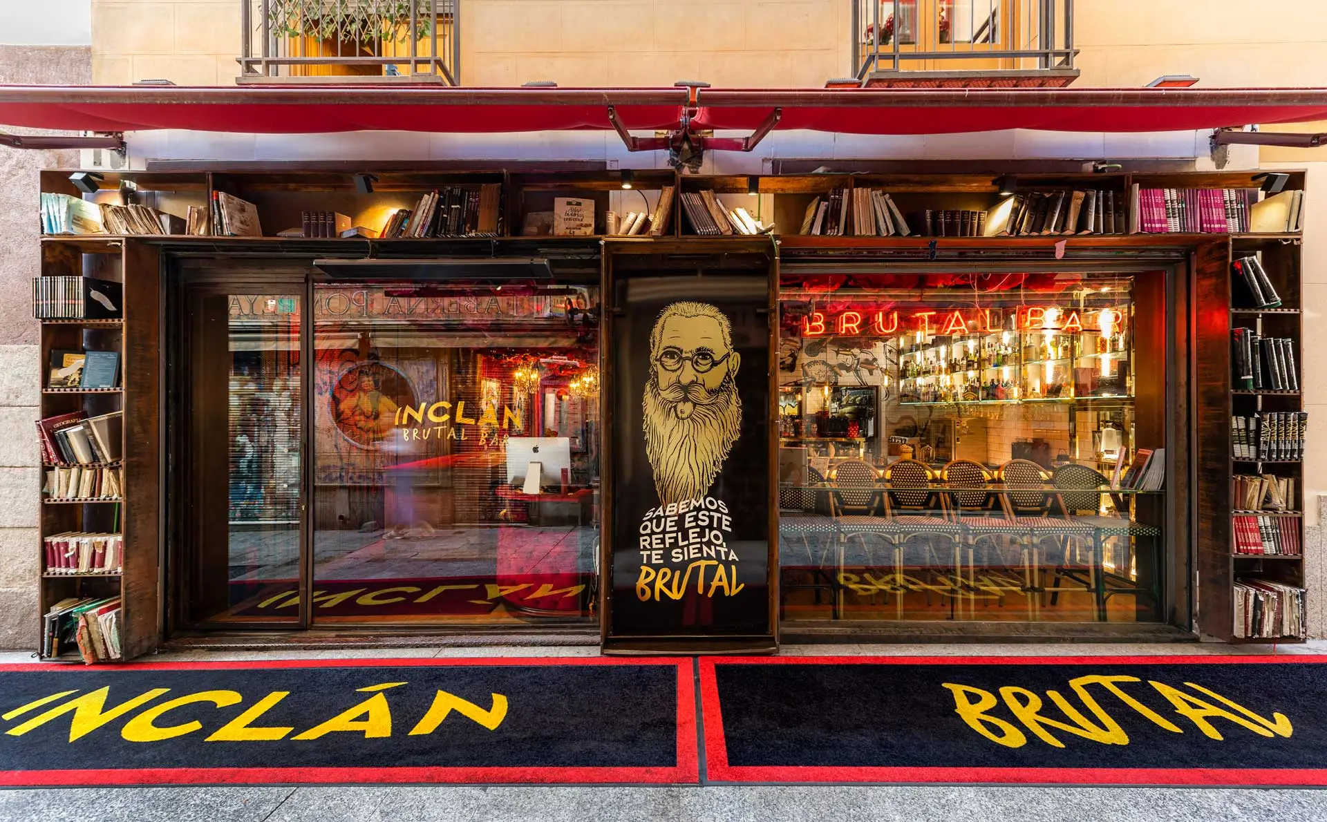 Inclán Brutal Bar combina diseño vanguardista con toques literarios y una entrada que invita a disfrutar de una experiencia única y brutal.