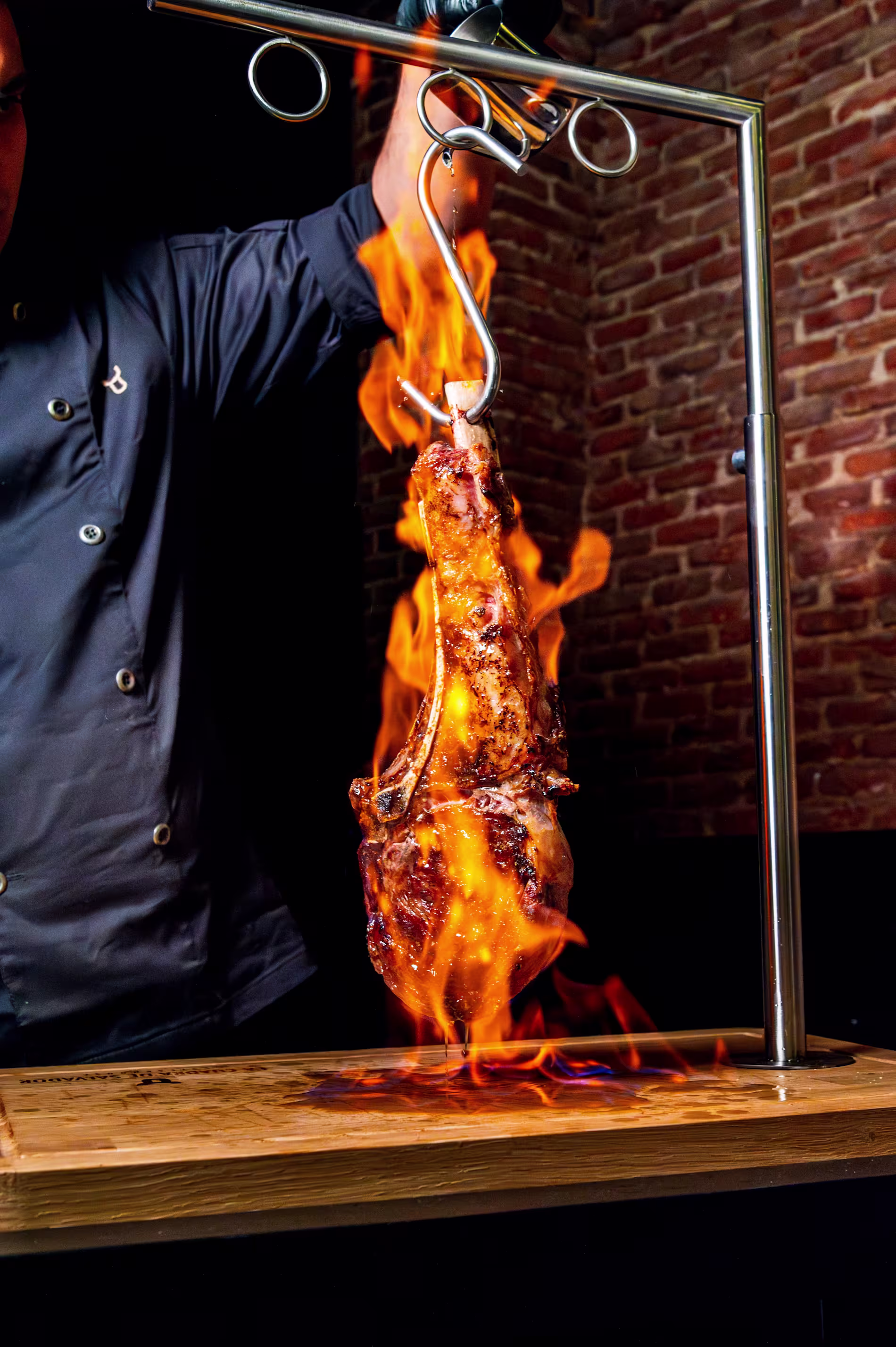 La Cuadra de Salvador, cortes de carne premium al punto perfecto, acompañados de vino tinto y una cuidada presentación en un ambiente sofisticado.