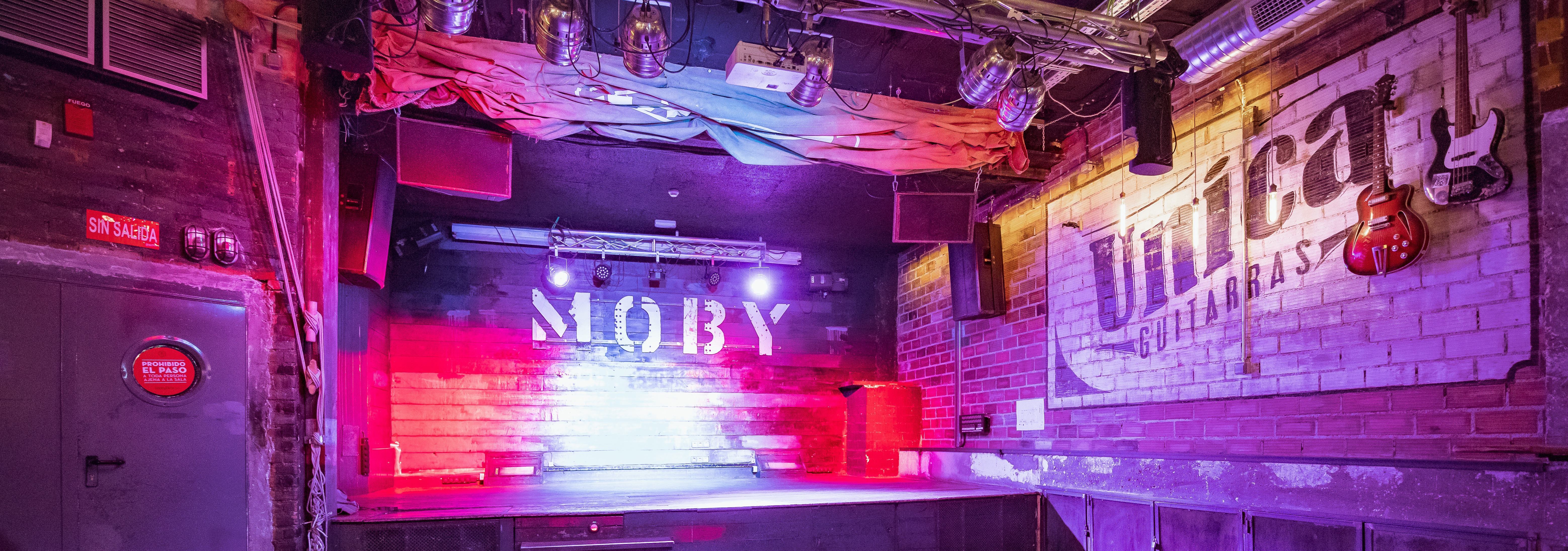 Moby Dick Club ofrece una experiencia vibrante con escenario iluminado, ideal para conciertos en directo y noches de música en un ambiente único.