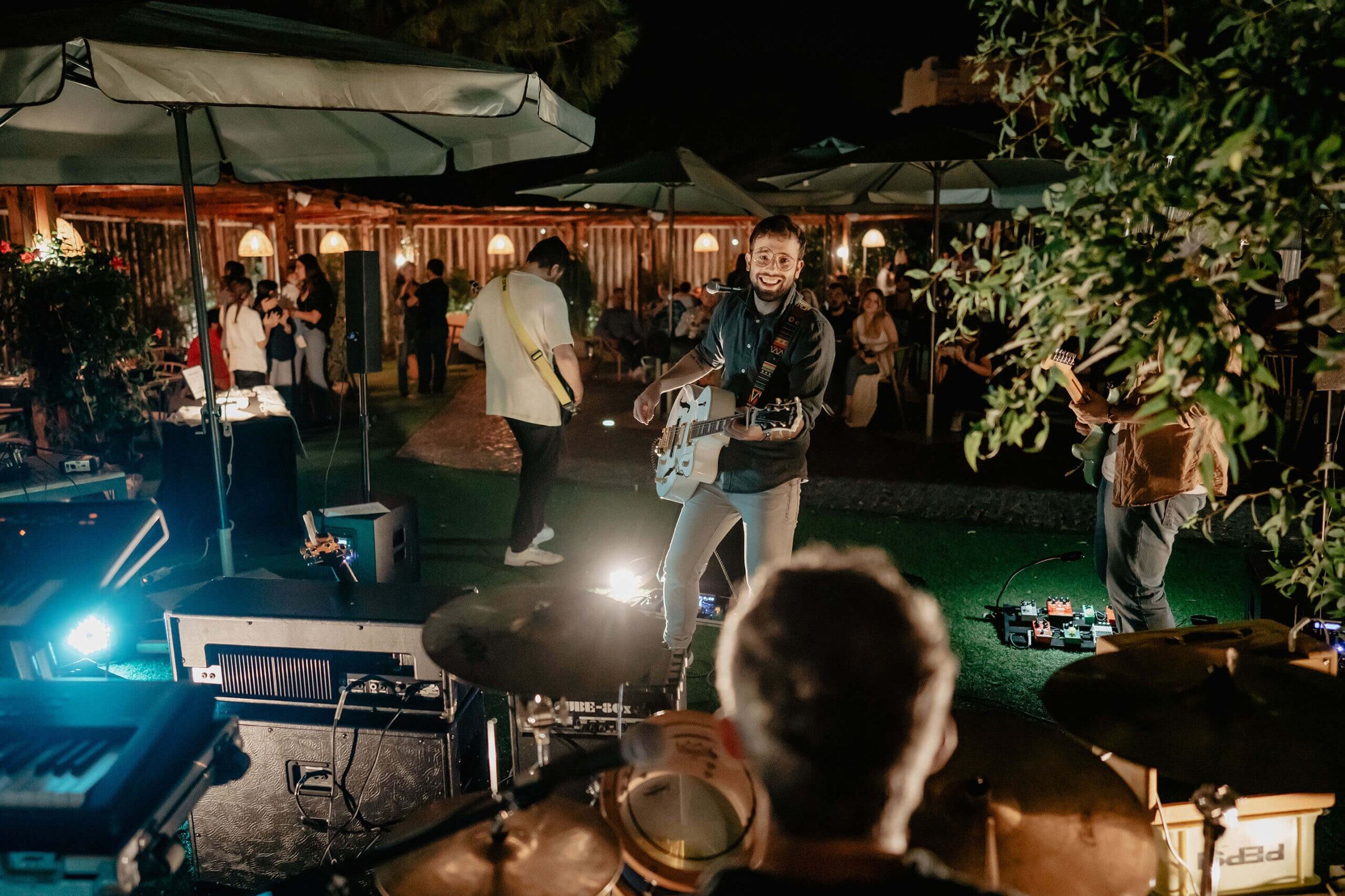 Luces, guitarras y una sonrisa que lo dice todo. En esta terraza, cada noche se convierte en un concierto íntimo bajo las estrellas.
