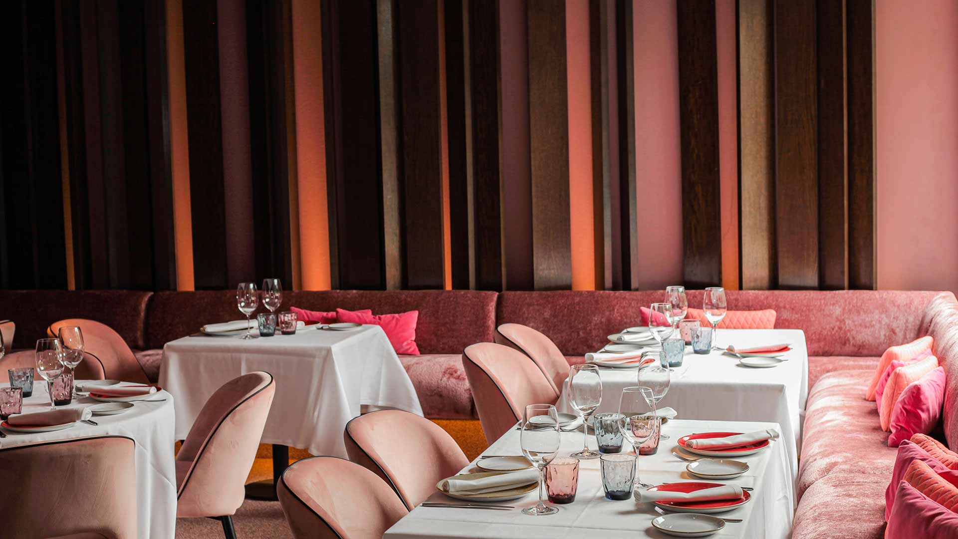 Urrechu de Velázquez ofrece un ambiente elegante con tonos rosados, mesas impecablemente decoradas y detalles que invitan a una experiencia única.