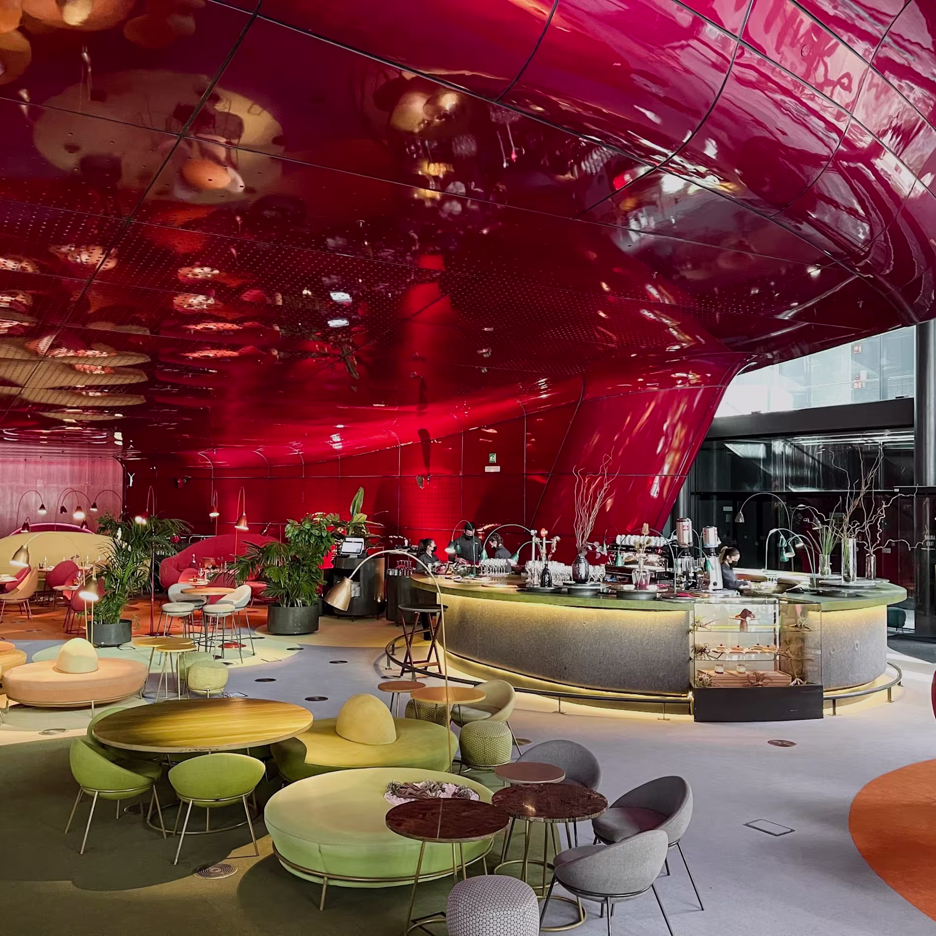 Interior de NuBel, con su icónico techo rojo brillante y mobiliario colorido. Un espacio futurista y vibrante dentro del Museo Reina Sofía.
