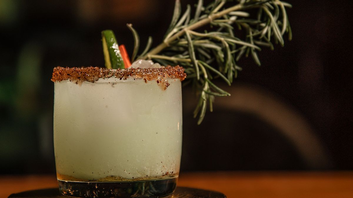 5 Bars In Mumbai That Define The City's Legendary Dive Bar Scene_HeroImage_AltText