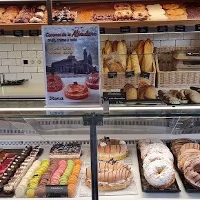 Vitrina de dulces y panes artesanos en Viena Capellanes Argüelles, con coronas de la Almudena, macarons y bollería recién horneada.