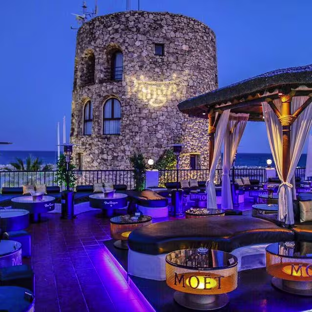 Pangea Marbella combina vistas panorámicas con exclusividad en un entorno glamuroso. Ideal para noches inolvidables bajo las estrellas.