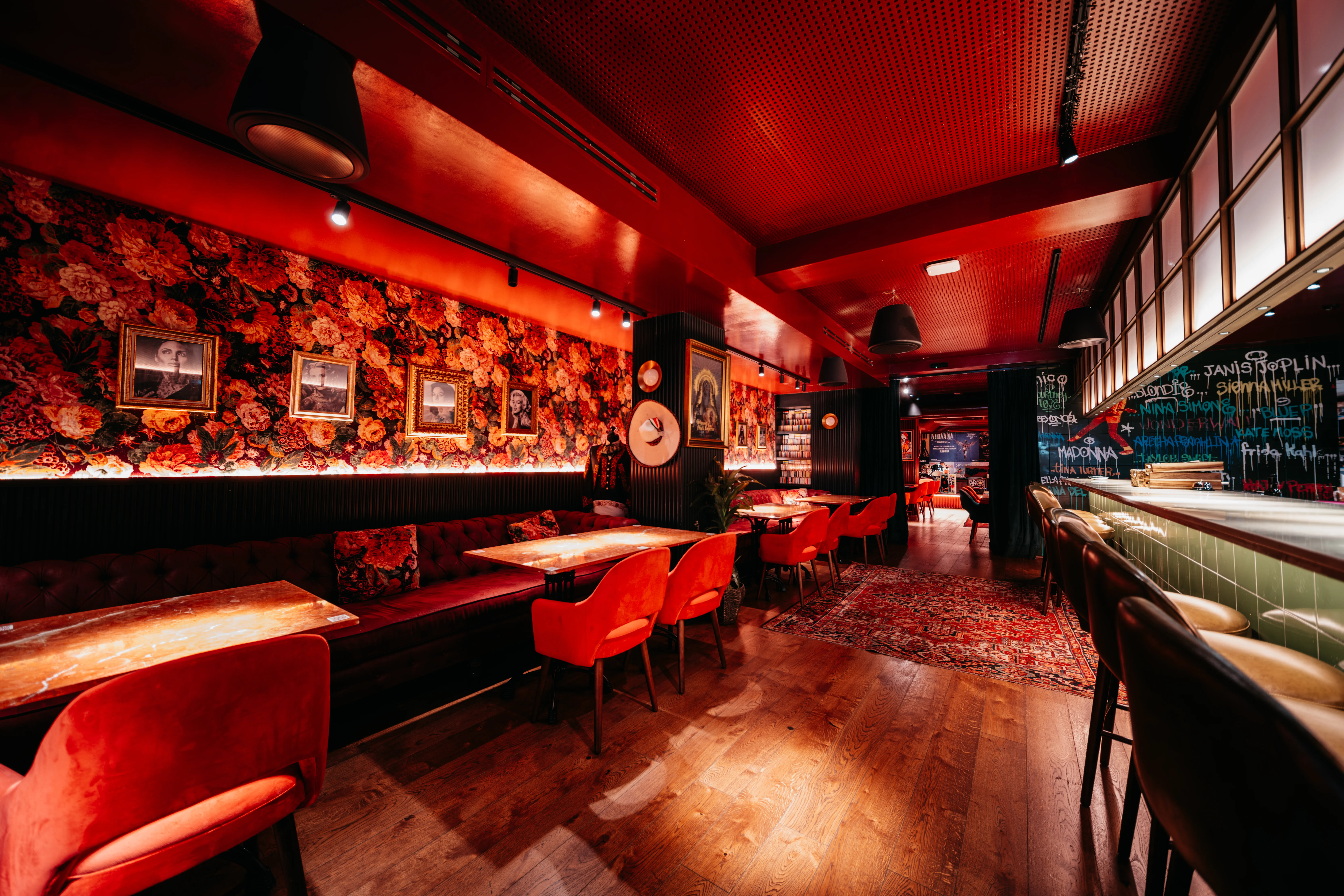 The Bar | La Peligrosa - Primer plano de la carta de menú de La Peligrosa junto a figuras decorativas de calaveras pintadas al estilo del Día de Muertos.