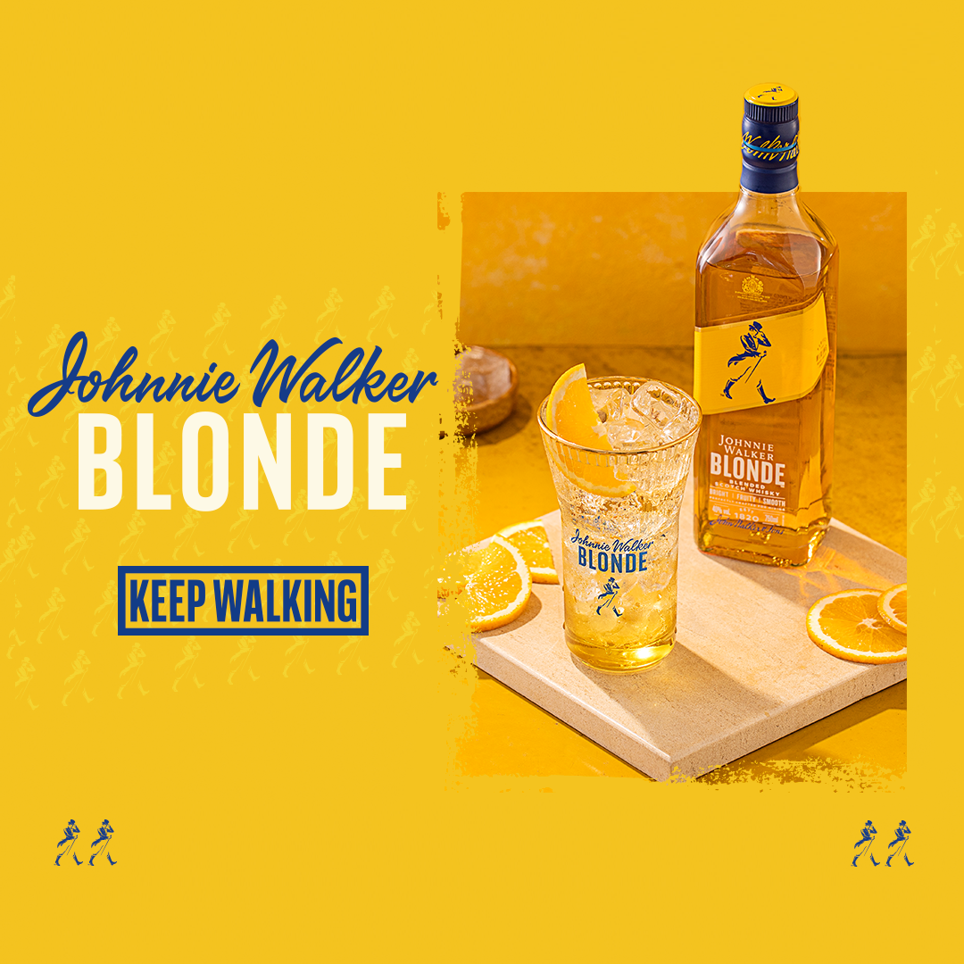 Una persona sosteniendo una botella de Johnnie Walker Blonde
