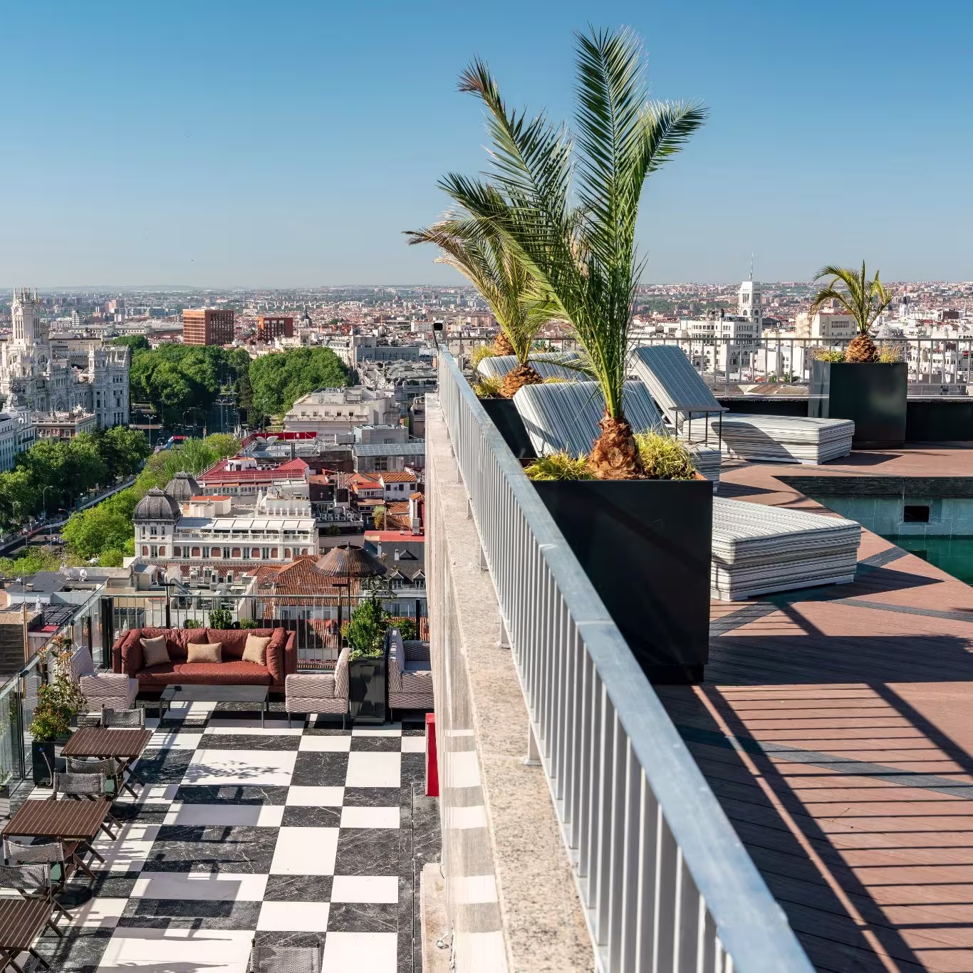 The Bar | Club Financiero Génova - Zona de descanso en la terraza del Club Financiero Génova, con sofás y mesas dispuestas bajo el letrero de “Centro Colón”.