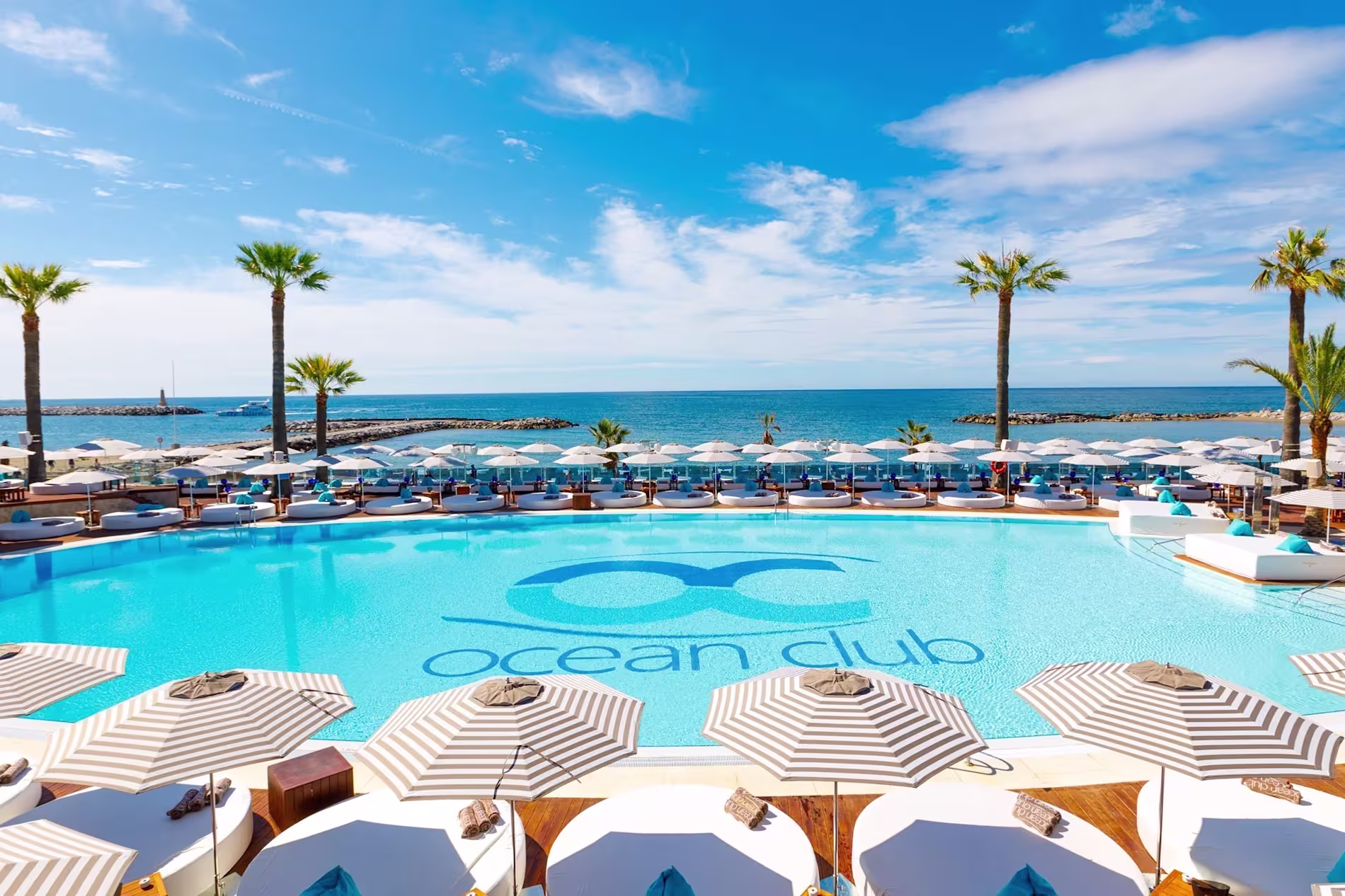 Ocean Club Marbella, lujo junto al mar para relajarte en camas balinesas, disfrutar de exclusivas fiestas y una piscina infinita espectacular.