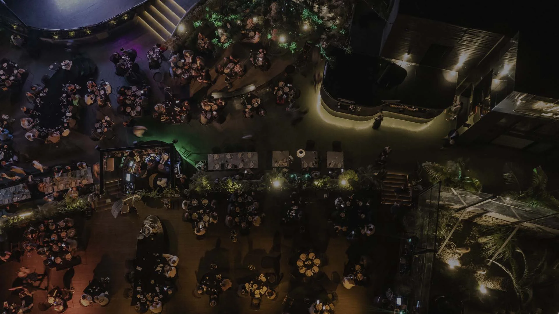 Una vista aérea mágica de Mazmel by Finca Besaya, donde la iluminación y el diseño crean una atmósfera única para cenas y eventos inolvidables.