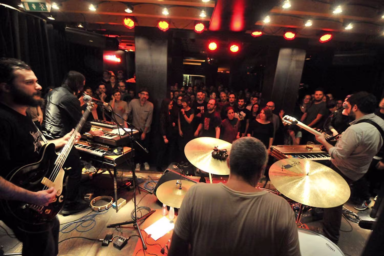 En Marula Café, la música en vivo crea un ambiente único mientras disfrutas de un público entregado y un escenario vibrante lleno de energía.