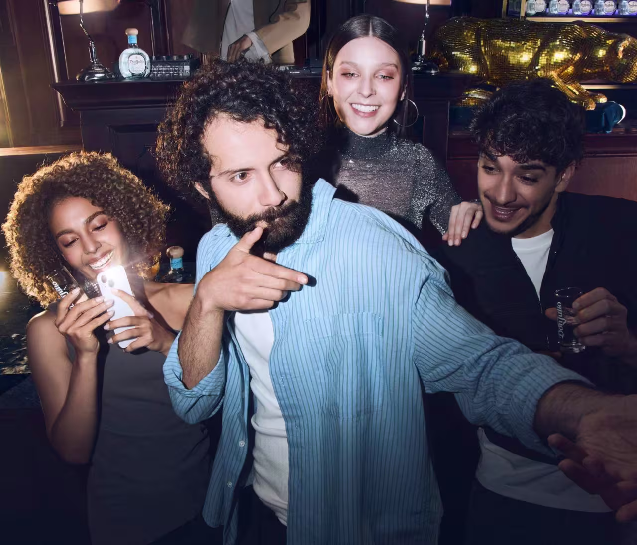 Amigos celebrando juntos con Tequila Don Julio Blanco