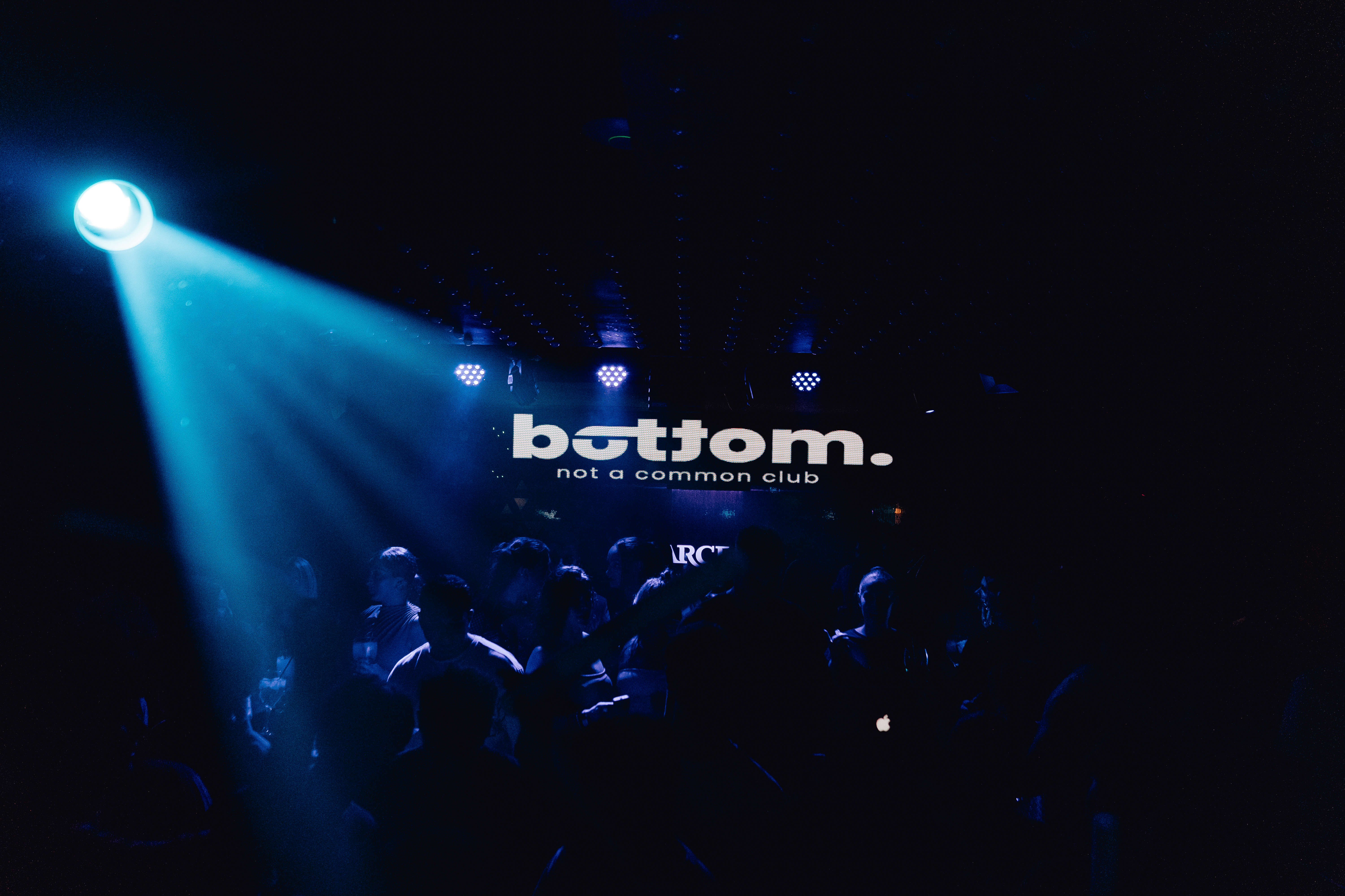 El Bottom Club es el lugar perfecto para disfrutar de una noche de fiesta, con luces vibrantes y una atmósfera llena de energía.